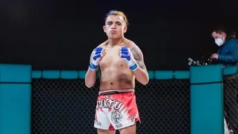 ¡Por lucido! Peleador de la MMA se lesiona durante su entrada al ring