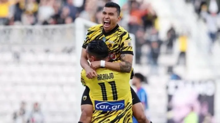 Orbelín Pineda recibe el premio al Jugador de la Temporada 2022/23 de la Superliga de Grecia