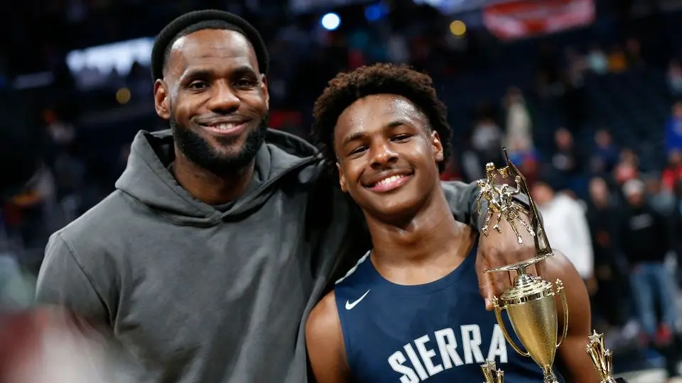 Bronny, hijo mayor de LeBron James, dado de alta tras sufrir paro cardiaco