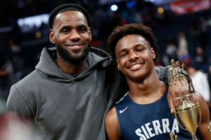 Bronny, hijo mayor de LeBron James, dado de alta tras sufrir paro cardiaco