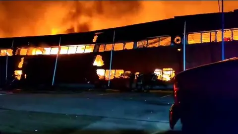Incendio consume bodegas del IMSS en Vallejo, al Norte de la CDMX