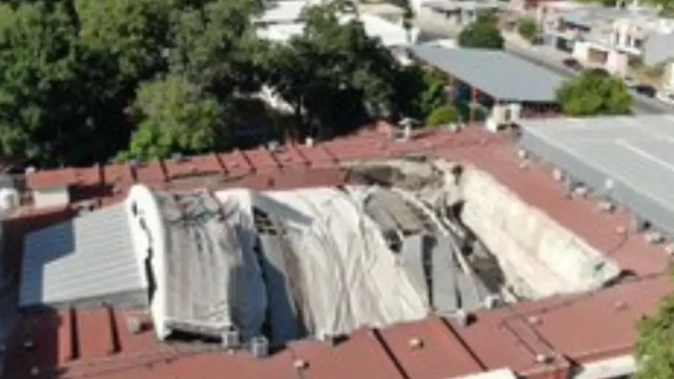 Escuela se cae en Tamaulipas y deja gente atrapada entre los escombros