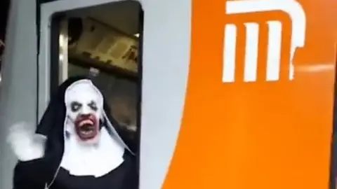 Operador del Metro de la Ciudad de México se disfraza de "La Monja" para celebrar Halloween
