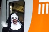Operador del Metro de la Ciudad de México se disfraza de "La Monja" para celebrar Halloween