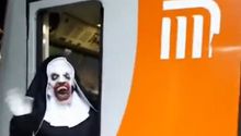 Operador del Metro de la Ciudad de México se disfraza de "La Monja" para celebrar Halloween