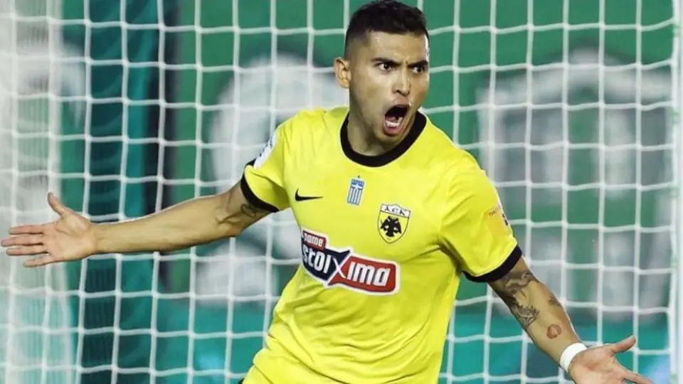 AEK Atenas remonta ante Panathinaikos con gol de Orbelin Pineda