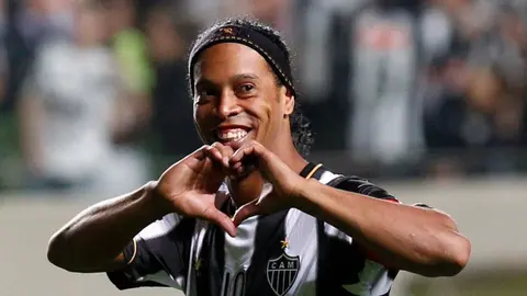 Ex masajista del Atlético Mineiro reveló que ayudaba a Ronaldinho con sus resacas