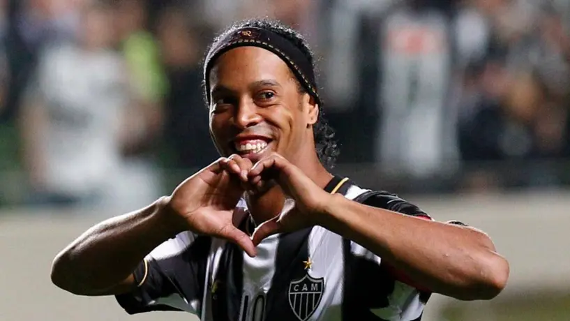 Ex masajista del Atlético Mineiro reveló que ayudaba a Ronaldinho con sus resacas