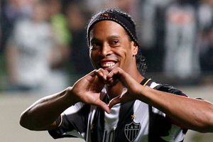 Ex masajista del Atlético Mineiro reveló que ayudaba a Ronaldinho con sus resacas