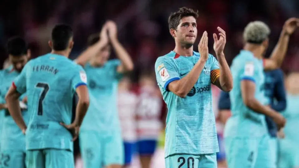 Barcelona empata en su visita a Granada y se aleja del Real Madrid