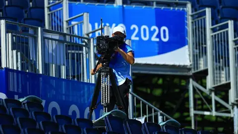 Atrapan a camarógrafo enfocando trasero de porrista en plena transmisión de futbol