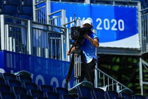 Atrapan a camarógrafo enfocando trasero de porrista en plena transmisión de futbol