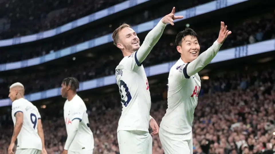 Raúl Jiménez desaprovecha jugada clara de gol en derrota de Fulham ante Tottenham