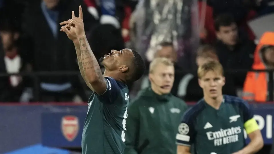 Arsenal venció en el Sánchez-Pizjuán a Sevilla y le dio la bienvenida a Diego Alonso