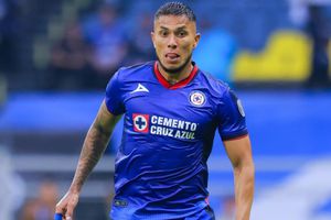 Carlos Salcedo 'golpea' por error a reportero y desata burlas en redes sociales