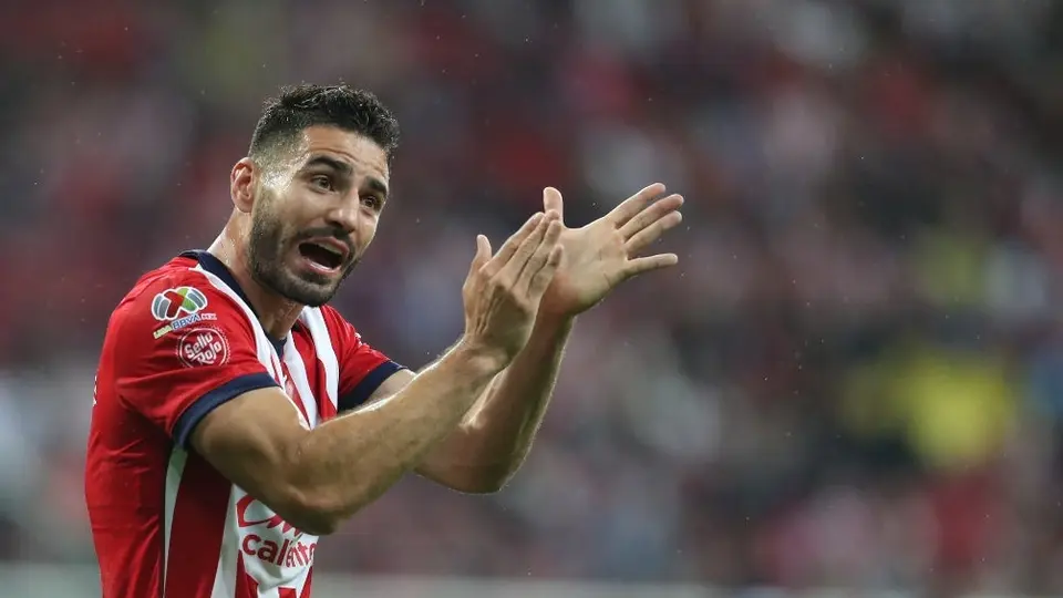 'Pollo' Briseño se pierde el próximo partido con Chivas por acumulación de tarjetas