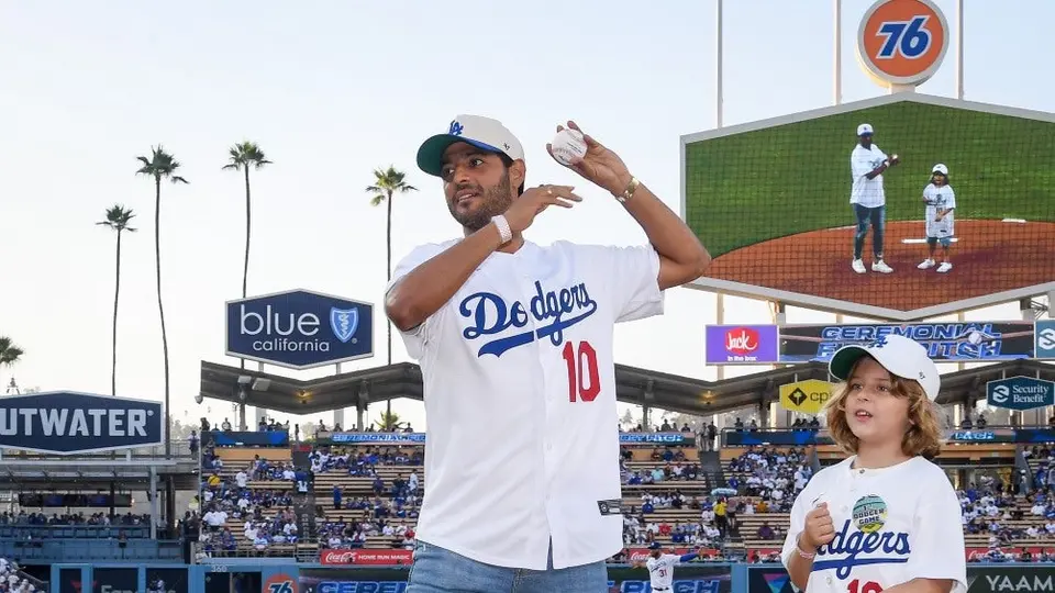 ¡Invitado de lujo! Carlos Vela lanza la primera bola del juego de los Dodgers contra Reds