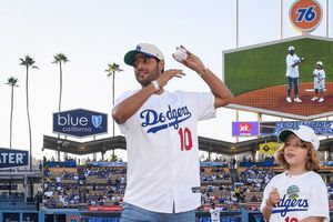 ¡Invitado de lujo! Carlos Vela lanza la primera bola del juego de los Dodgers contra Reds