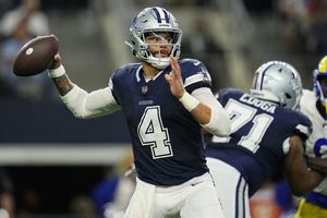 Cowboys aplastan a los Rams con 4 pases de anotación de Dak Prescott