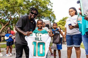 Tyreek Hill regala jersey autografiado al 'Mini Cheetah'
