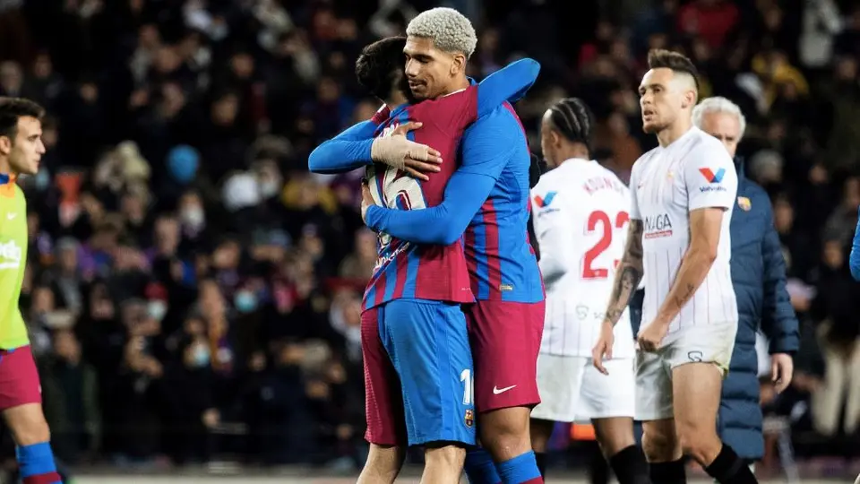 Barcelona enfrenta las bajas de Pedri y Ronald Araujo de cara al encuentro de Champions