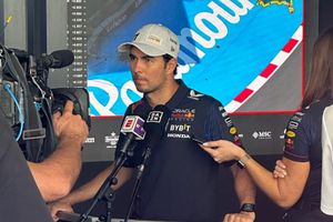 GP de México: Aficionados levantan el puño en señal de apoyo tras el huracán Otis