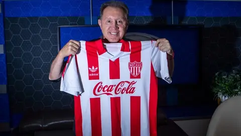 Alex Aguinaga aceptó que no fue nada fácil levantar al Necaxa de los 90
