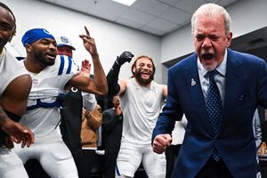 Propietario de Colts festeja con un baile improvisado tras vencer a Panthers