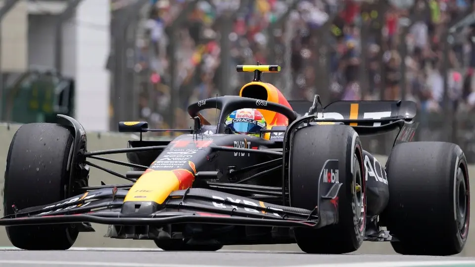 Checo Pérez termina P18 en las Práticas 1 del GP de Brasil; Sainz dominó
