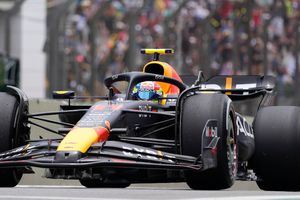 Checo Pérez termina P18 en las Práticas 1 del GP de Brasil; Sainz dominó
