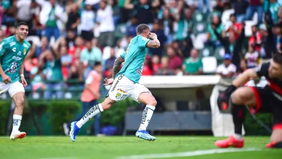 ¡Un verdadero GOLAZO! 'Diente' López adelantó al León ante Toluca con una joya de disparo