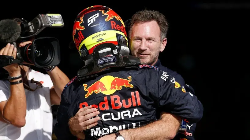 Christian Horner contradice a Helmut Marko y confirma que Checo Pérez seguirá en Red Bull
