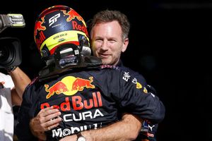 Christian Horner contradice a Helmut Marko y confirma que Checo Pérez seguirá en Red Bull