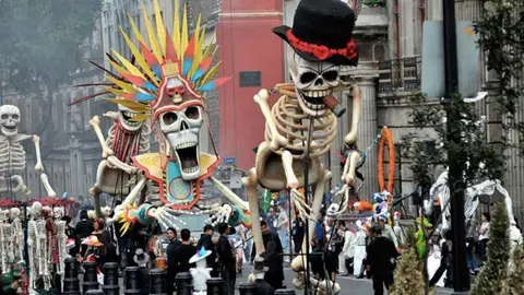 Desfile Día de Muertos CDMX: Vías alternas y horarios del transporte público