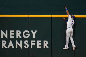 ¡Espectacular! Leody Taveras evita home run con impresionante atrapada ante Astros
