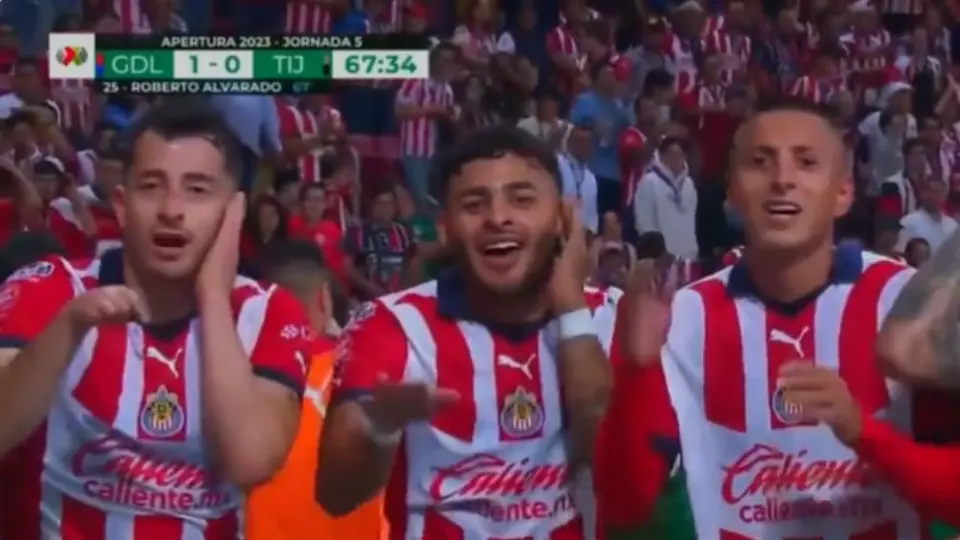Chivas saca los pasos prohibidos y celebra al ritmo de "Mercho" el gol del 'Piojo' Alvarado