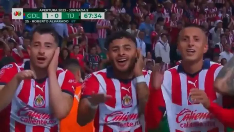Chivas saca los pasos prohibidos y celebra al ritmo de "Mercho" el gol del 'Piojo' Alvarado
