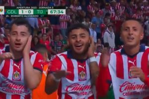 Chivas saca los pasos prohibidos y celebra al ritmo de "Mercho" el gol del 'Piojo' Alvarado