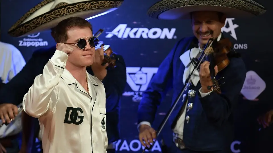 ¡Qué detalle! Canelo Álvarez regala vino muy costoso a Adela Micha por apuesta