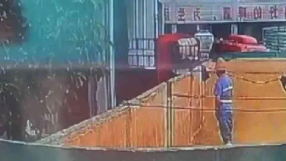 Empleado de cervecera china Tsingtao orinó en barrica y la empresa ya lo busca