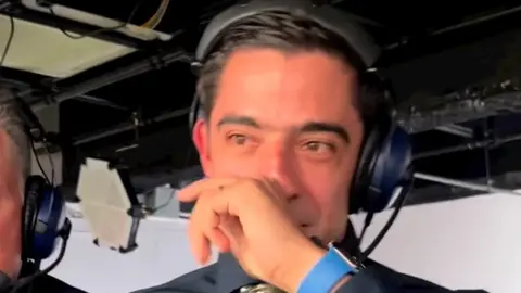 ¡En lágrimas! Andrés Vaca rompe en llanto en plena narración de gol de Santi Giménez