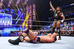 WWE: Santos Escobar pide a la Arena CDMX hacer el grito prohibido a Austin Theory