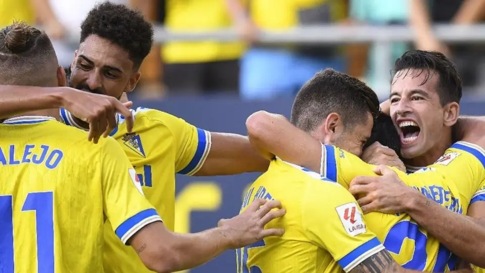 LaLiga: Cádiz vence al Alavés por la mínima y debuta con victoria en el torneo