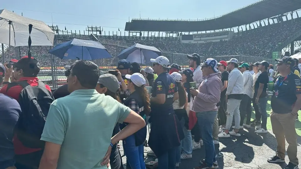 Gran Premio de México: Afición mexicana se va del Autódromo tras el abandono de Checo