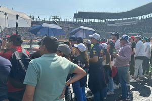 Gran Premio de México: Afición mexicana se va del Autódromo tras el abandono de Checo