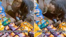 'Lady Sabriclones': Mujer es captada rellenando bolsa de Cheetos con las manos