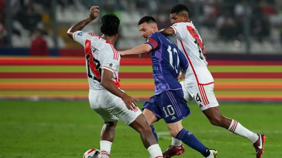 Argentina, con doblete de Messi, vence a Perú y se mantienen en el liderato