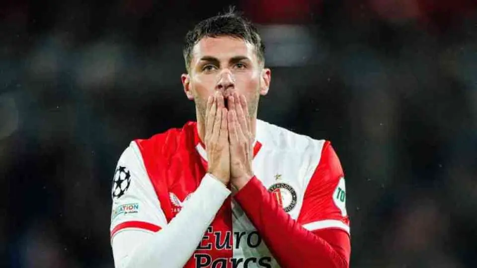 ¡Debut y polémica! Santi Giménez anotó en Champions League, pero le marcaron fuera de lugar