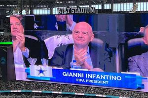 ¡Invitado de lujo! Gianni Infantino presente en el AT&T para el juego de Cowboys vs Jets