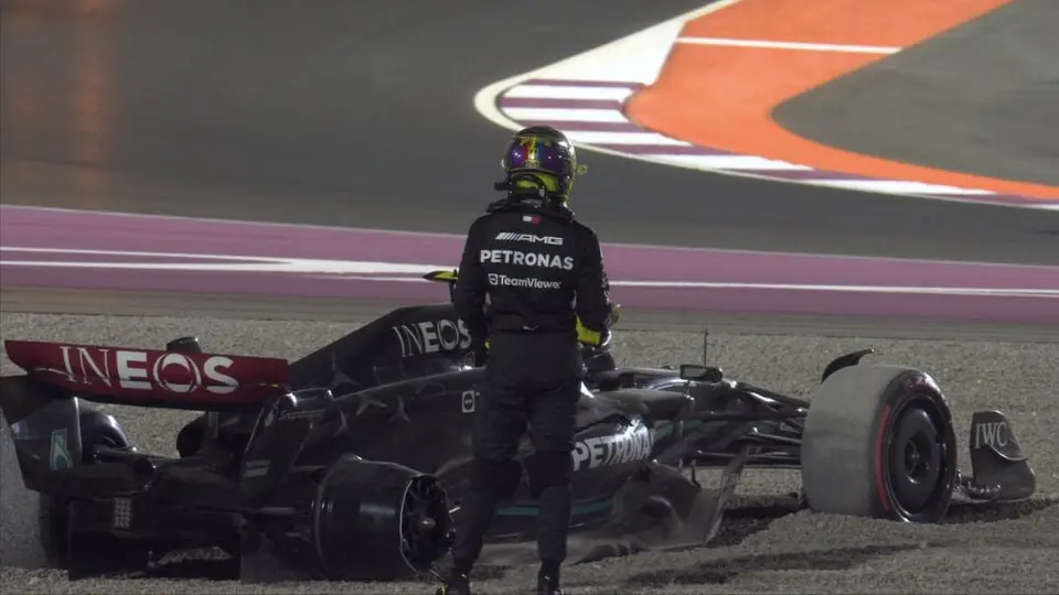 Lewis Hamilton quedó fuera de la carrera tras chocar con George Russell